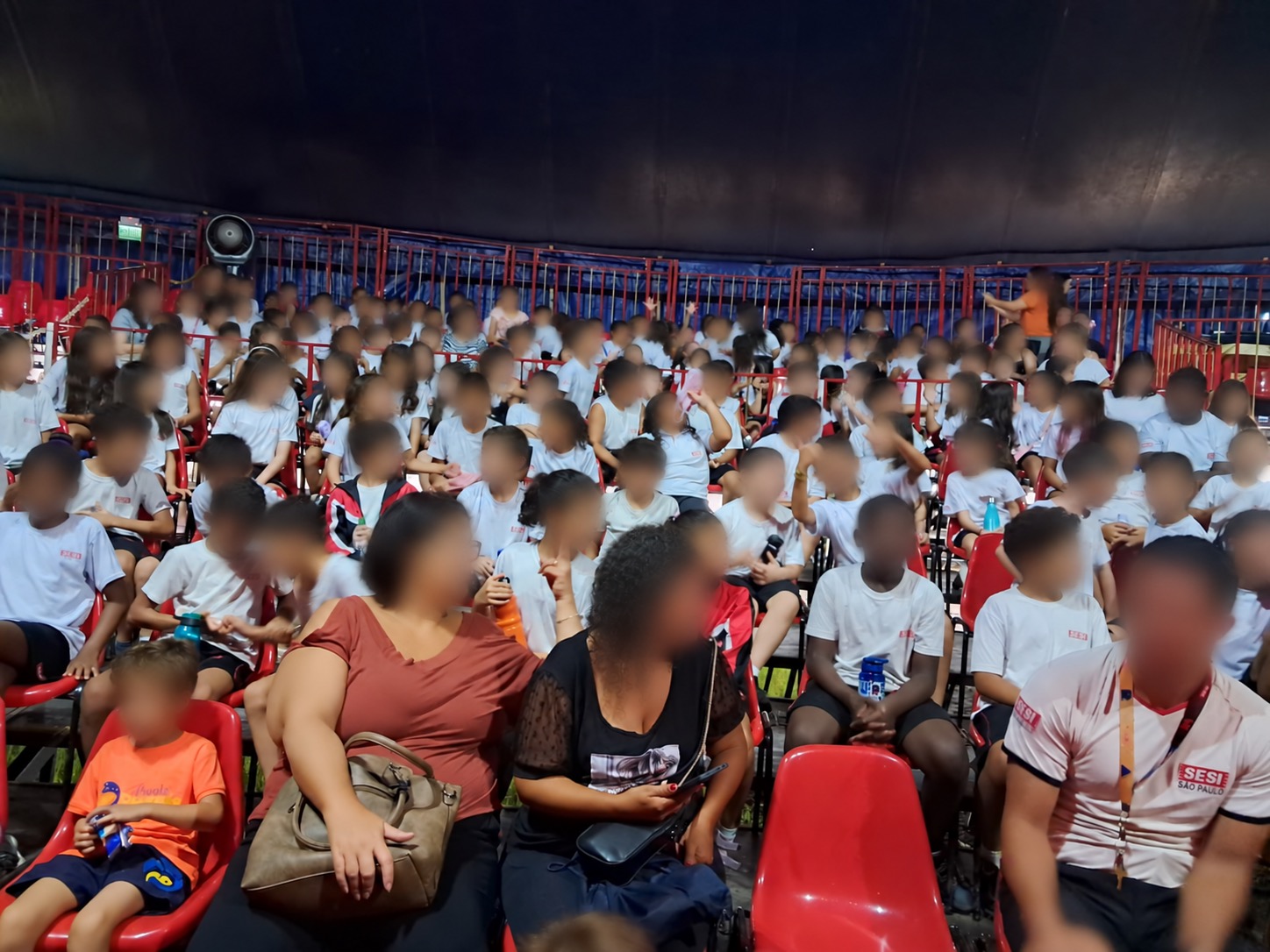 Alunos e educadores na plateia do circo