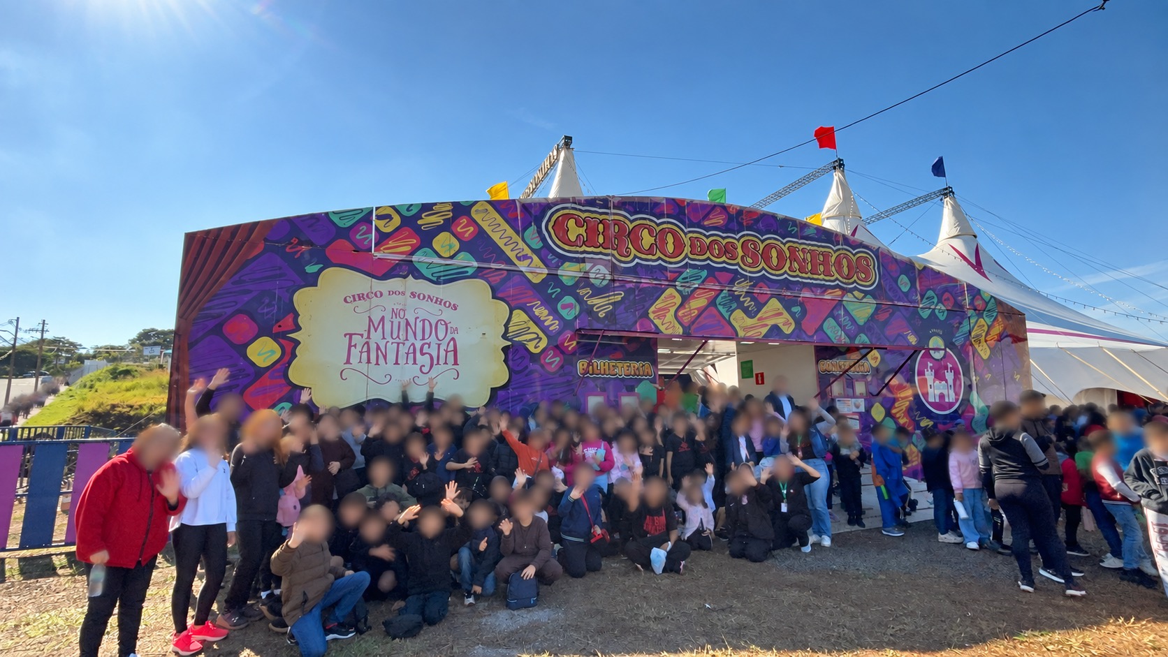 Turma escolar reunida diante da fachada do Circo dos Sonhos